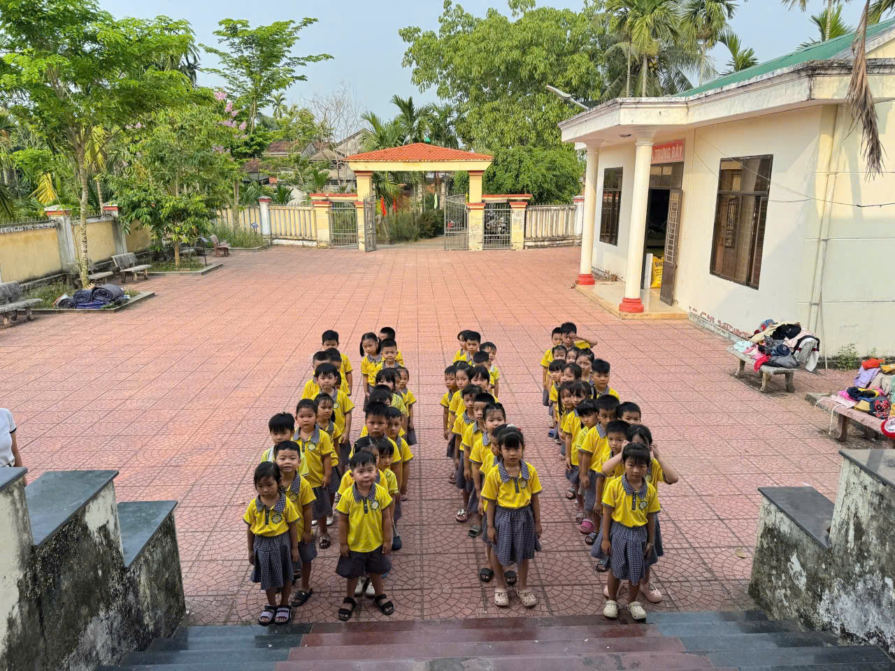 Tham quan Địa đạo HPN: Ngày 24/4/2026: Nhân ngày Giỗ tổ Hùng Vương mùng 10/3 Âm lịch, và dịp kỷ niệm 51 năm ngày Giải phóng Miền Nam thống nhất đất nước 30/4/1975 – 30/4/2026. Để giúp cho các cháu có thêm những hiểu biết về các di tích lịch sử tại địa phương, và lòng biết ơn tưởng nhớ những người đã hi sinh cho sự bình yên của quê hương đất nước, cũng như vun đắp cho các cháu có thêm tình yêu quê hương, con người và đất nước Việt Nam, biết bảo vệ và giữ gìn các công trình di tích lịch sử của địa phương. Trường MN Hành Trung tổ chức cho các cháu mẫu giáo đi tham quan, dọn vệ sinh và viếng hương tại Di tích Địa đạo Hiệp Phổ Nam.