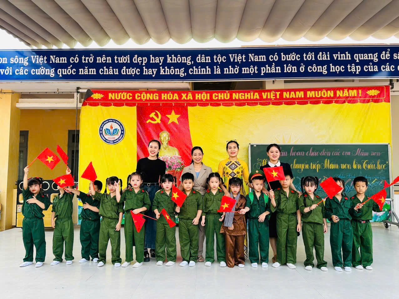 Trường TH 1 bài: Để ngày 20/4/2026, thực hiện kế hoạch nhiệm vụ năm học, cũng như để tạo tâm thế tốt cho trẻ 5 tuổi bước vào lớp 1. Trường MN Hành Trung phối hợp với trường Tiểu học Hành Trung thực hiện tốt công tác chuyển tiếp trẻ 5 tuổi vào lớp 1. Tại hoạt động, trẻ được trải nghiệm tham gia buổi chào cờ đầu tuần, được giao lưu văn nghệ, được làm quen với các cô giáo và anh chị đang học lớp 1, được đi tham quan 1 số phòng chức năng,...Đây là hoạt động thiết thực, nhằm giúp trẻ hứng khởi, có tâm thế sẳn sàng để chuẩn bị bước sang trường phổ thông.