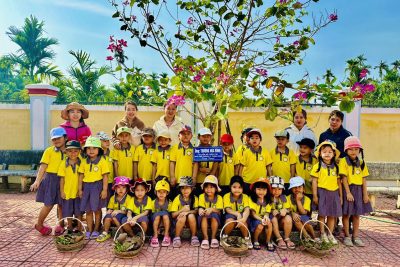 Cán Bộ Gv và học sinh trường MN Hành Trung cùng viếng hương và tham quan khu di tích lịch sử địa đạo Hiệp Phổ Nam