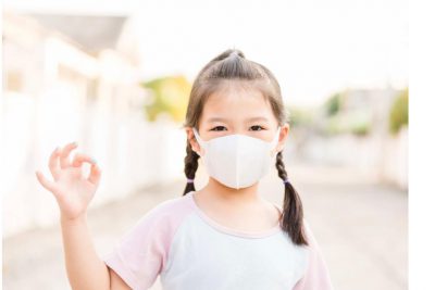 Hướng dẫn cha mẹ đeo khẩu trang cho trẻ đúng cách